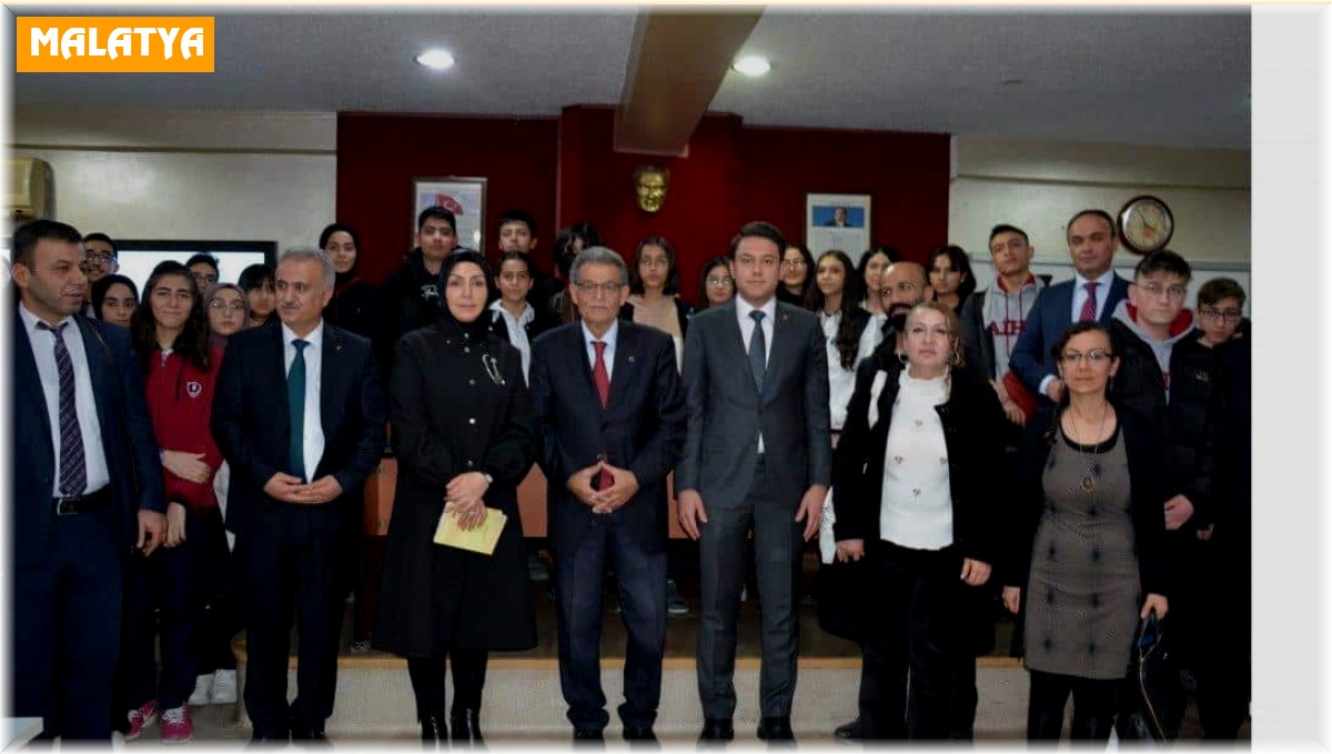 Eski Bakan deneyimlerini öğretmen ve öğrencilerle paylaştı