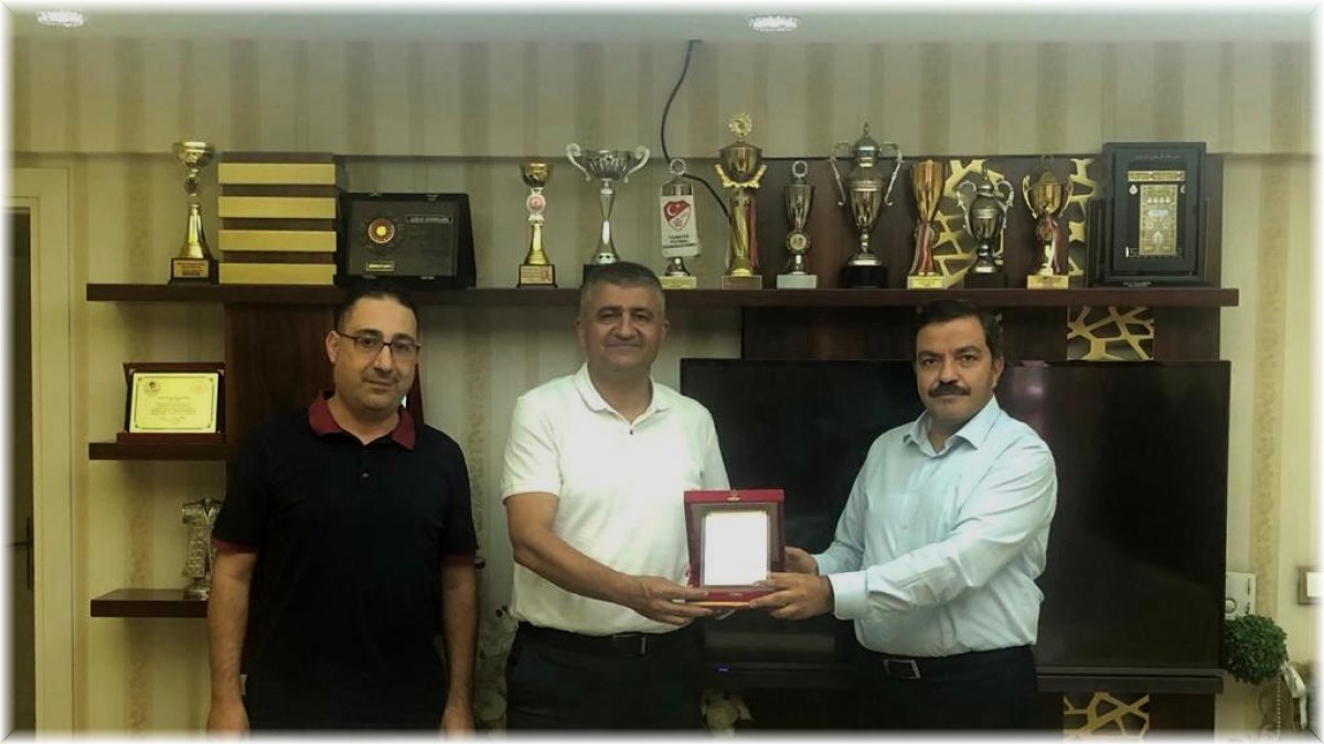 Eski Başhekim Aktürk’e plaketli teşekkür