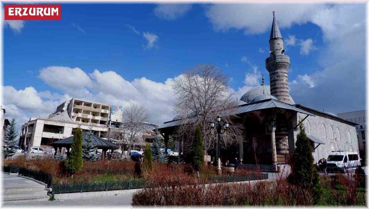 Eski belediye binasında yıkım hızla sürüyor