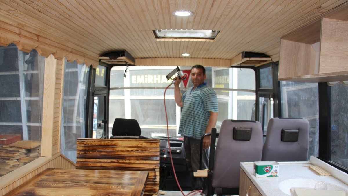 Eski otobüsleri karavana çeviriyor