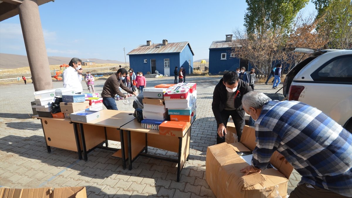 Eski paraşütçü komandolar kışlık yardımlarıyla küçük yürekleri ısıttı