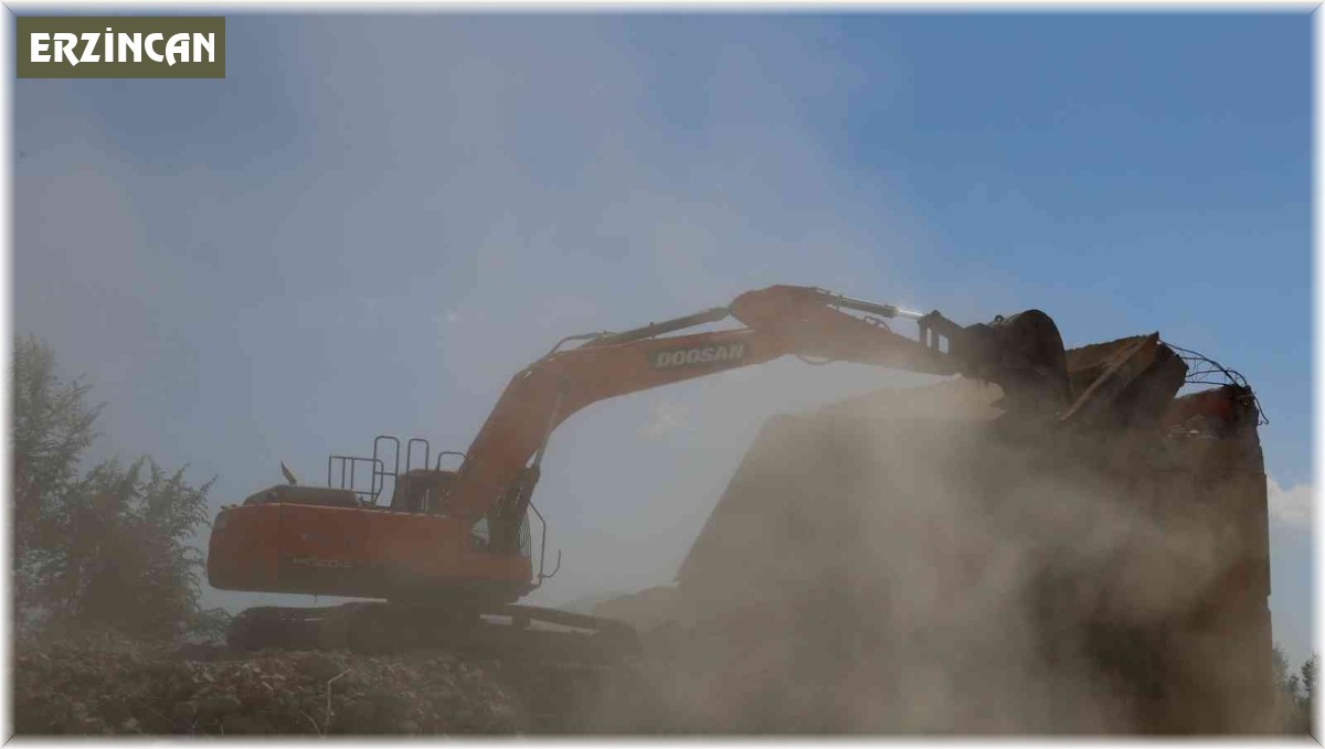 Eski Polis lojmanlarının yıkımına başlandı