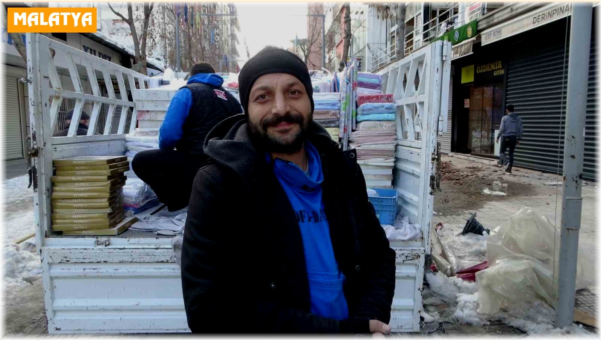 Esnaf aldıkları özel izinle enkaz altında kurtardıkları ürünlerini tahliye ediyor