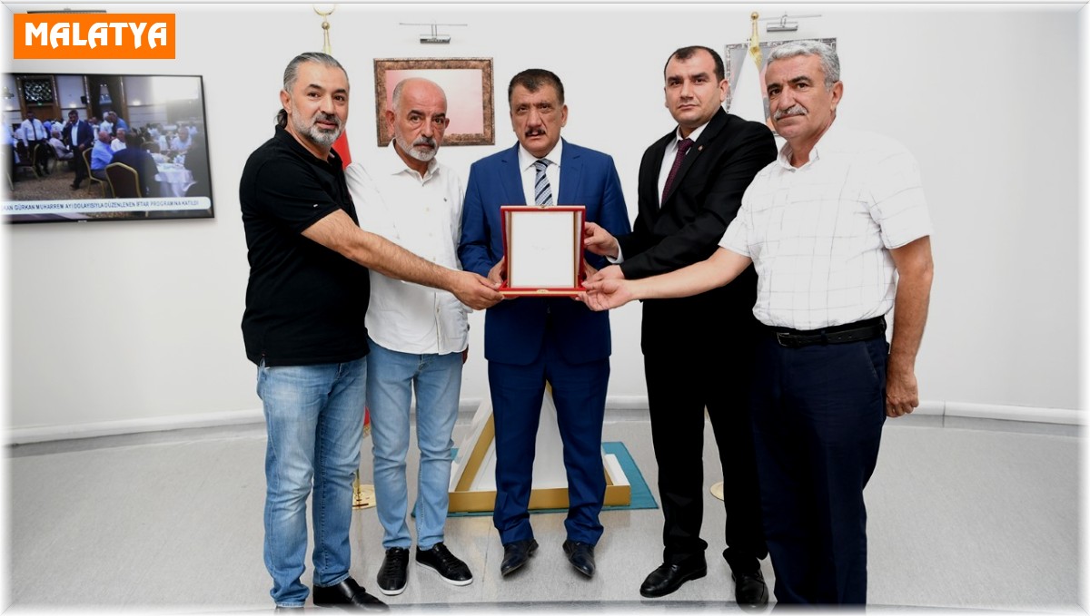 Esnaf Oda Başkanlarından Gürkan'a plaket