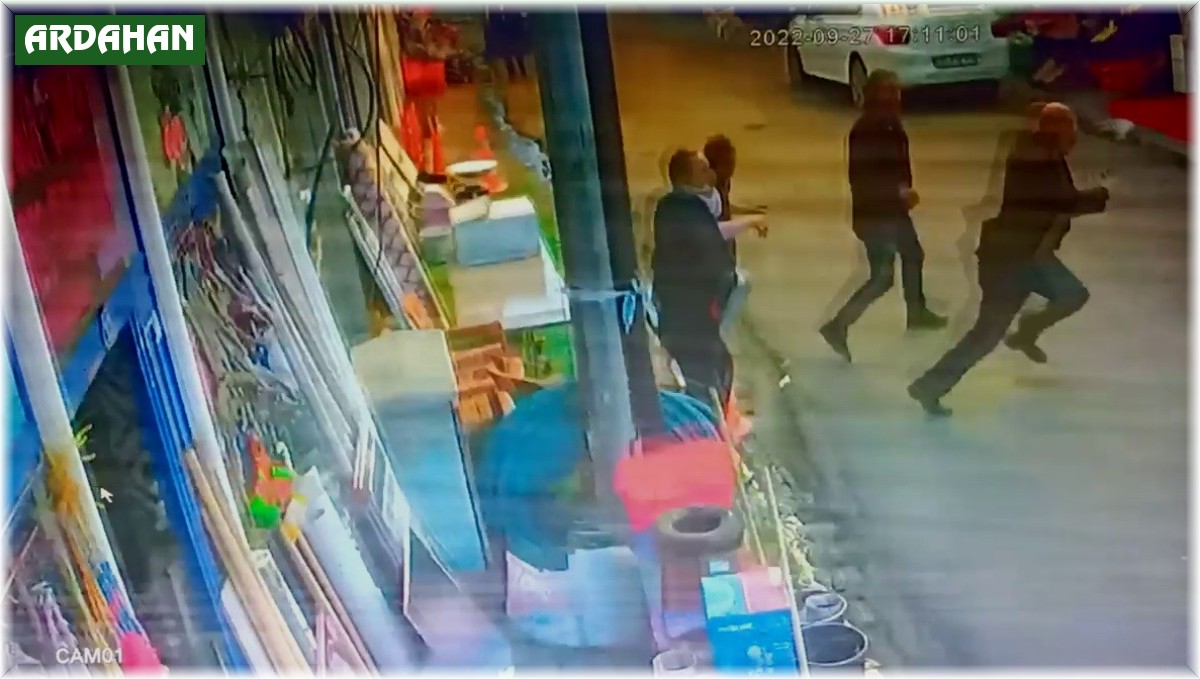 Esnafın deprem sırasında kaçma anı kamerada