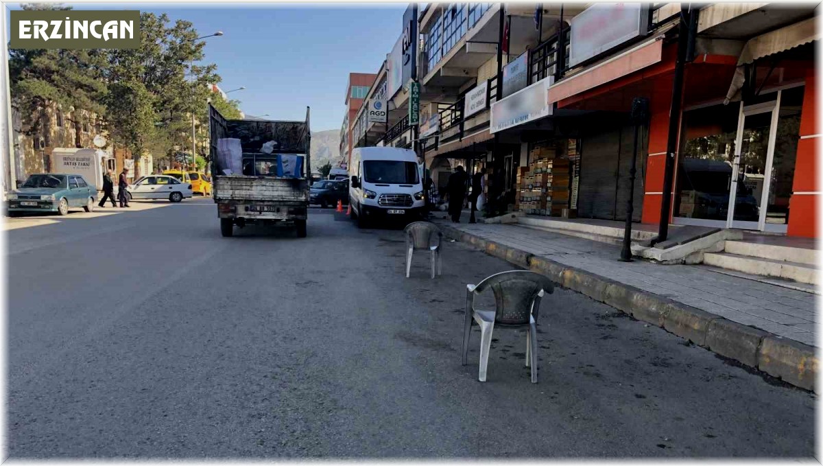 Esnafın duba ve sandalyeli yol kapatmasına tepki