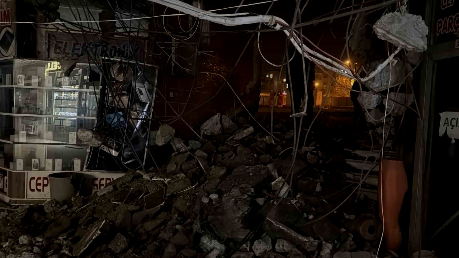 Esnafın dükkanını başlarına yıktılar