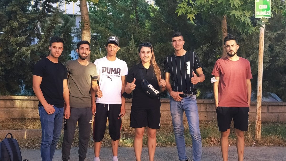 Esra öğretmen fedakarlığıyla ilçedeki gençlerin kaderini değiştirdi