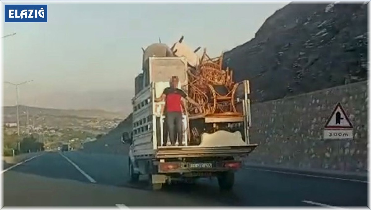 Eşya yüklü kamyonetin arkasında tehlikeli yolculuk