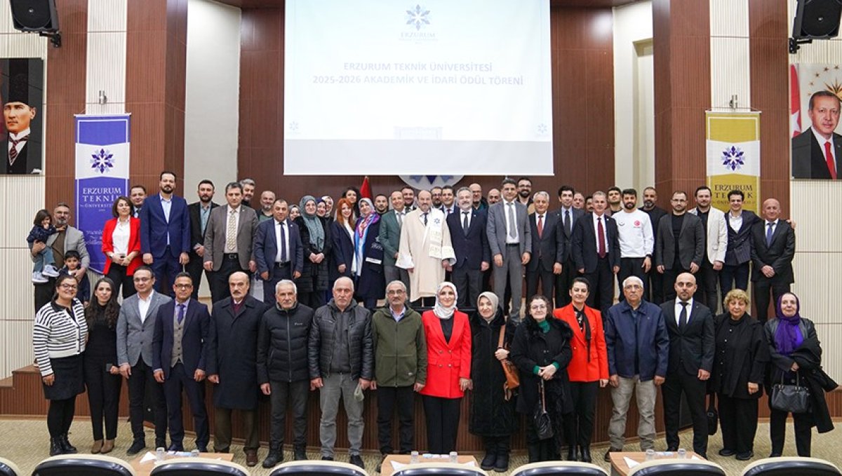 ETÜ'de akademik giysi ve ödül töreni gerçekleştirildi