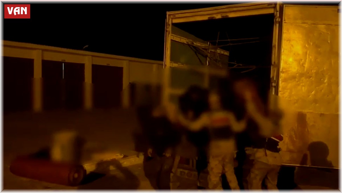 'Ev eşyası var' denilen kamyonda 60 göçmen çıktı