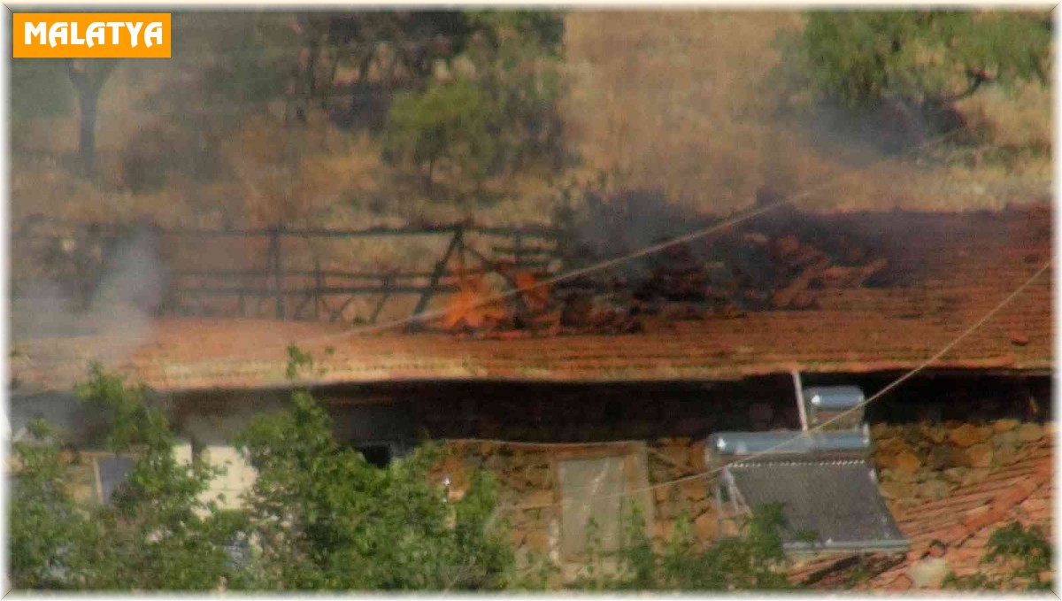 Ev yangını bitişik evlere sıçramadan söndürüldü