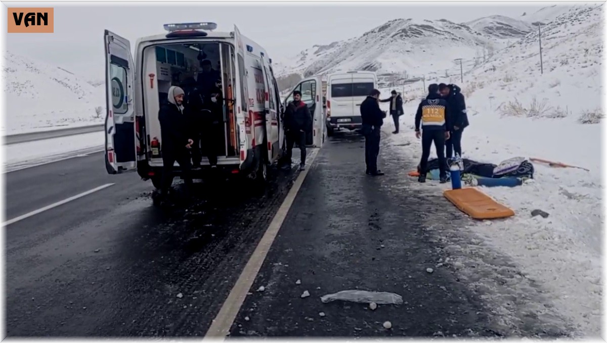 Evde bakım hizmeti alan kadını hastaneye götüren ambulans şarampole yuvarlandı: 1 ölü, 4 yaralı