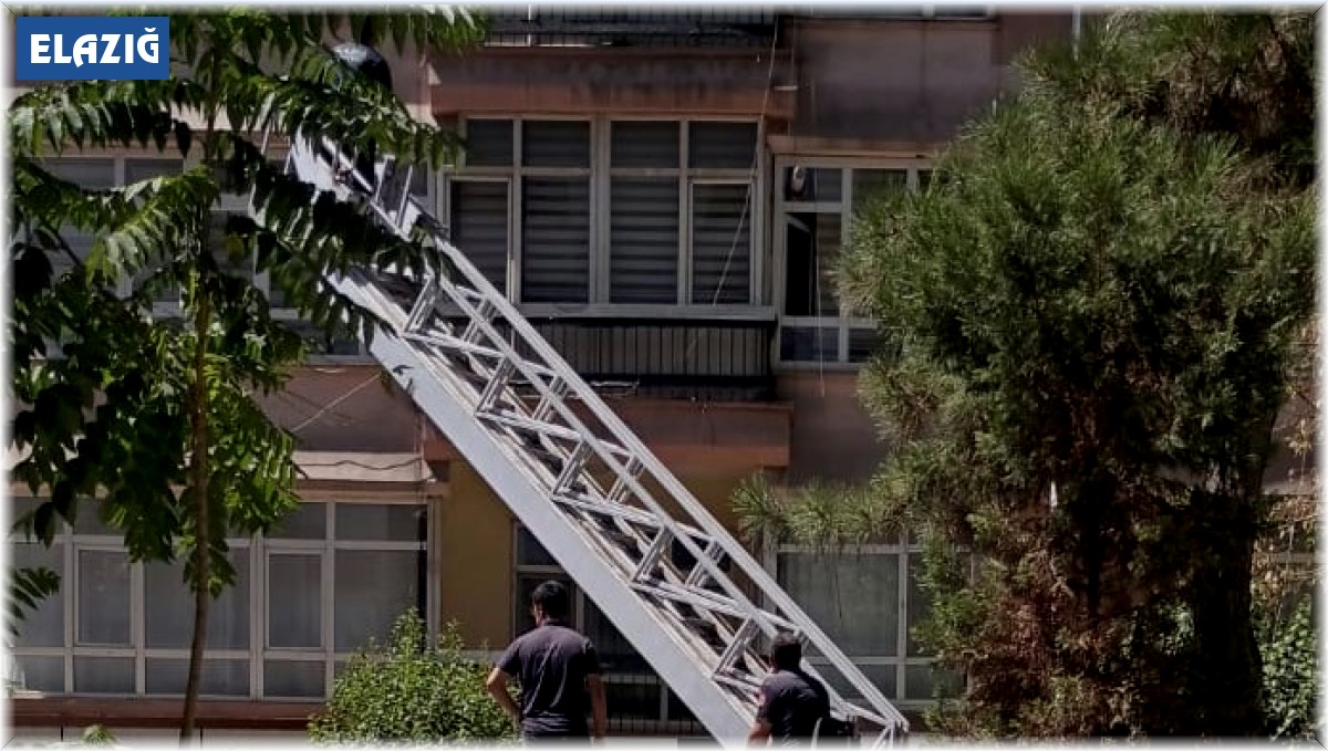 Evde düşüp bacağını incitti, haber alınamayınca ekipler balkondan girerek kurtardı