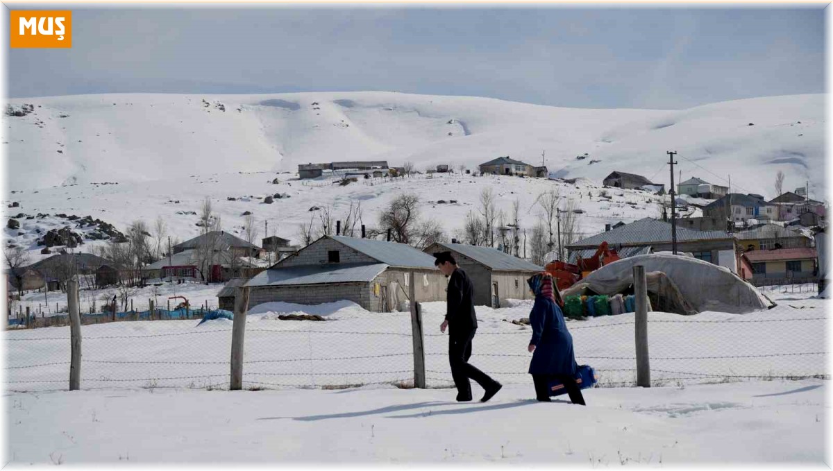 Evde Sağlık Birimi ekipleri karla kaplı köylere giderek hastaları tedavi ediyor