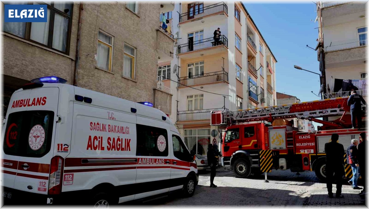 Evde uyuya kalan gençler, ekipleri seferber etti