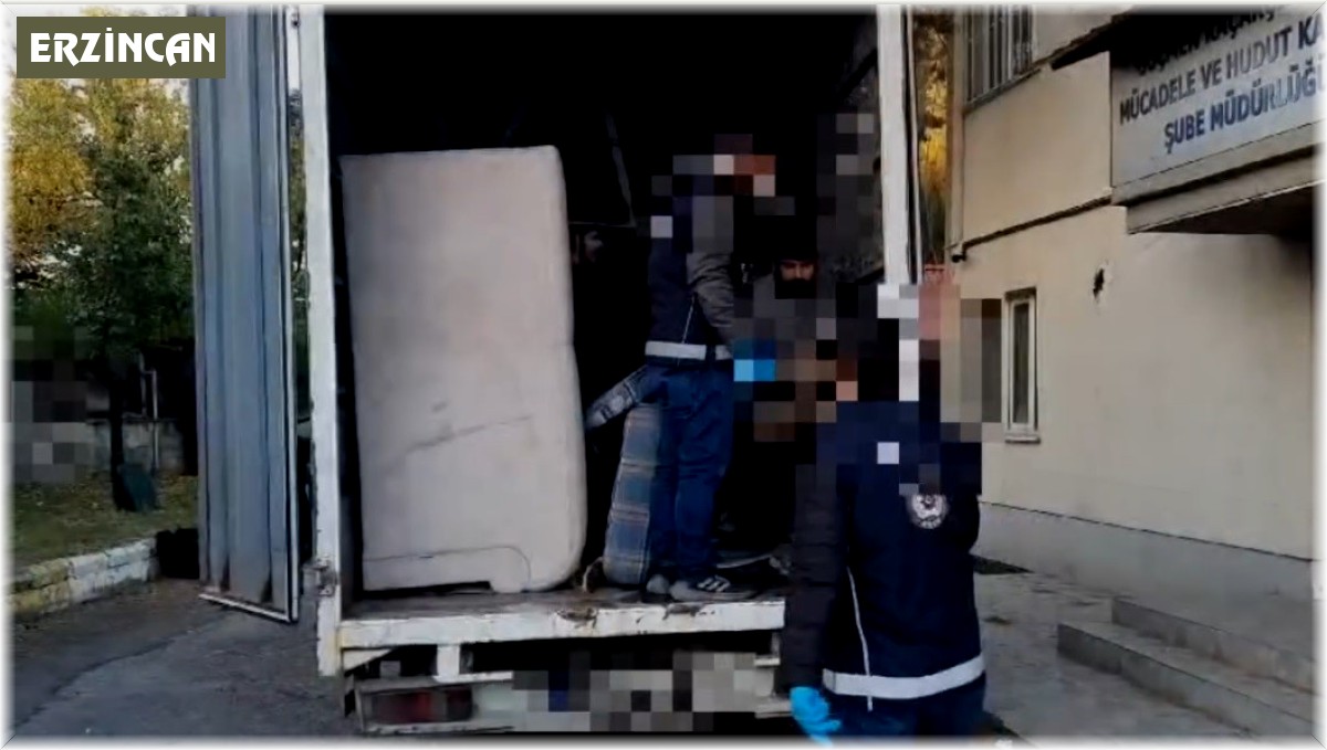 Evden eve taşımacılık yapılan kamyonette 25 kaçak göçmen yakalandı