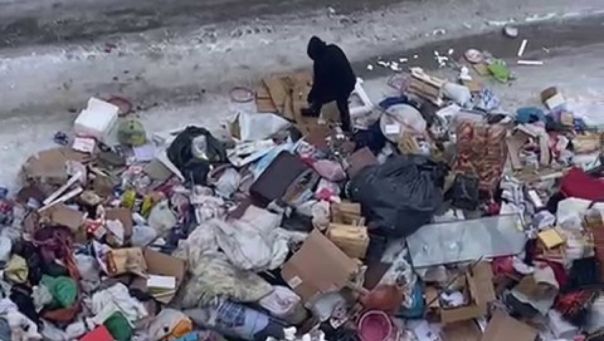 Evden tonlarca çöp çıktı