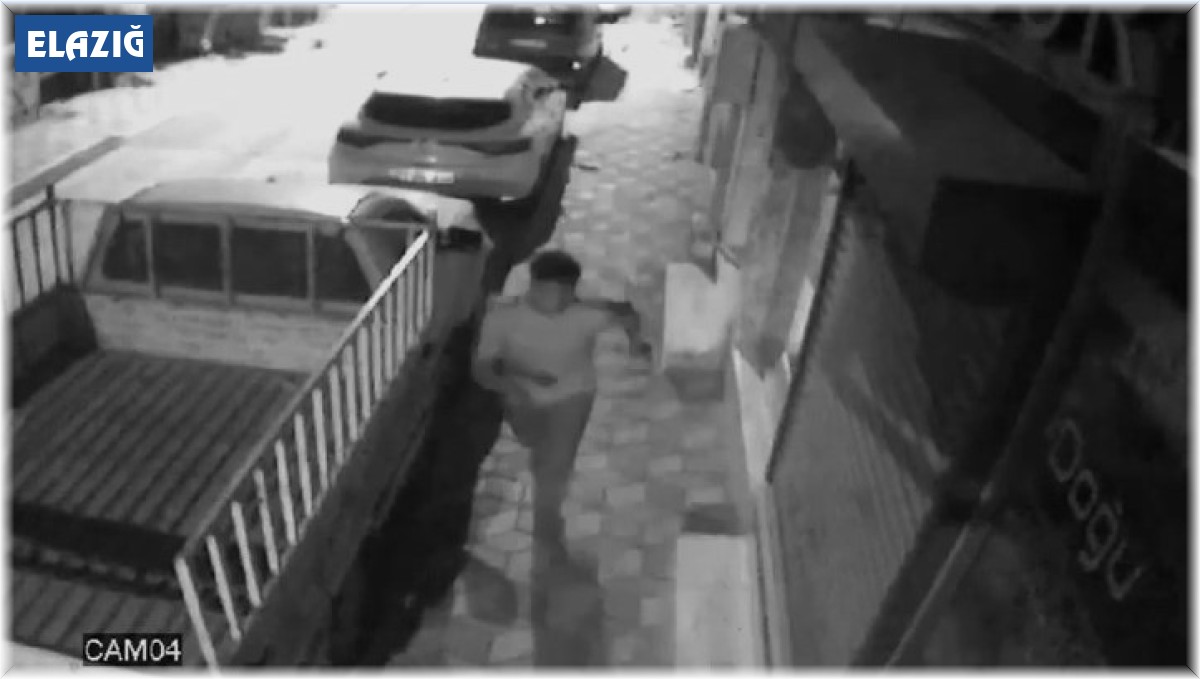 Eve giren hırsız, kaçarken çaldığı eşyaları düşürdü