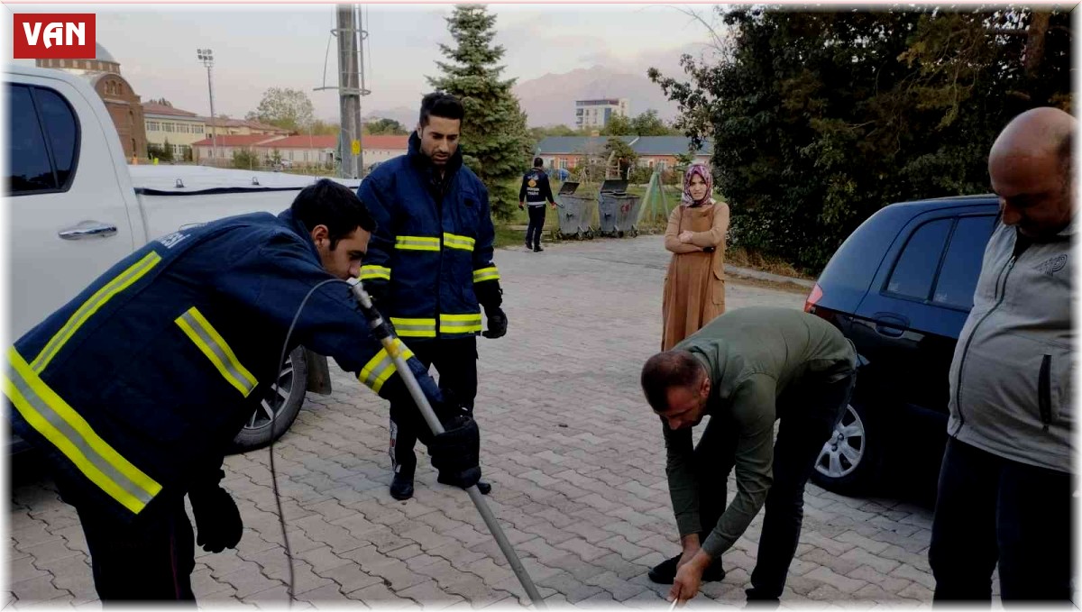 Eve giren yılanı itfaiye ve DKMP ekipleri çıkardı