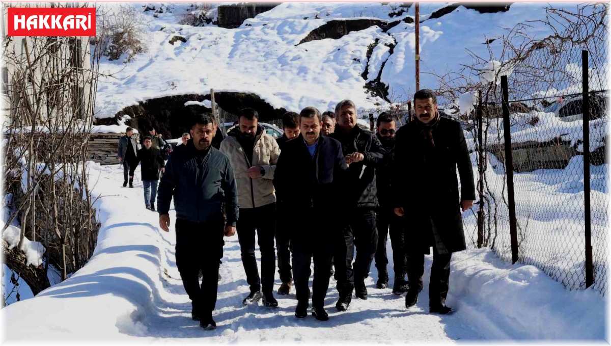 Evi yanan aileye kaymakam ve başkan sahip çıktı