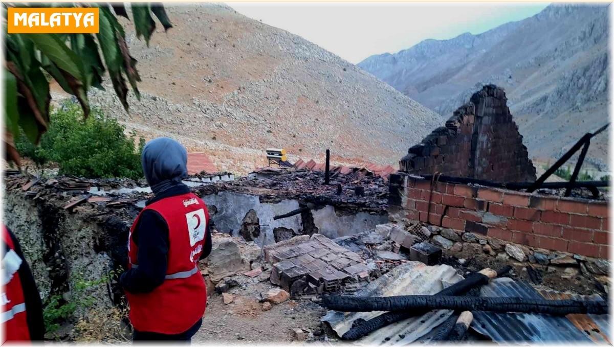 Evi yanan aileye Kızılay'dan yardım eli