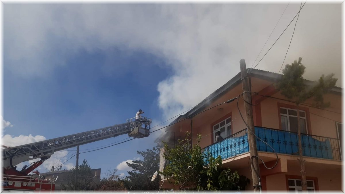Evin çatısında çıkan yangın paniğe neden oldu