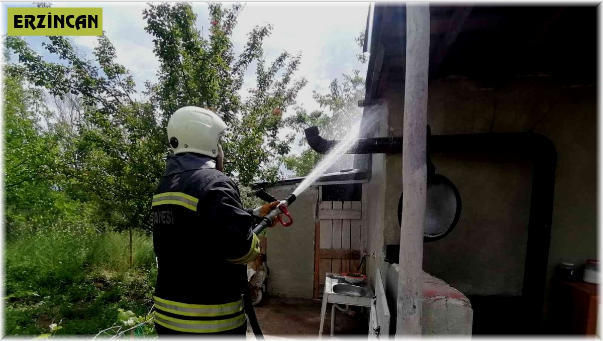 Evin deposunda çıkan yangında maddi hasar meydana geldi