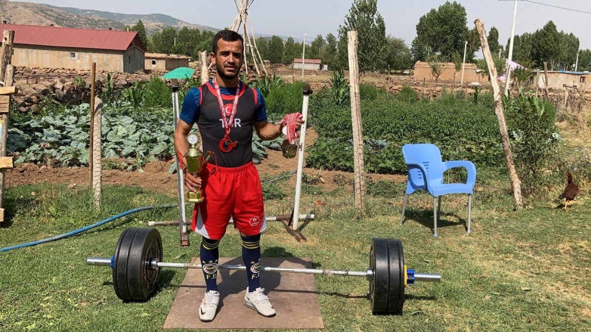 Evinde sınırlı imkanlarla idman yaparak katıldığı şampiyonada Türkiye İkincisi oldu