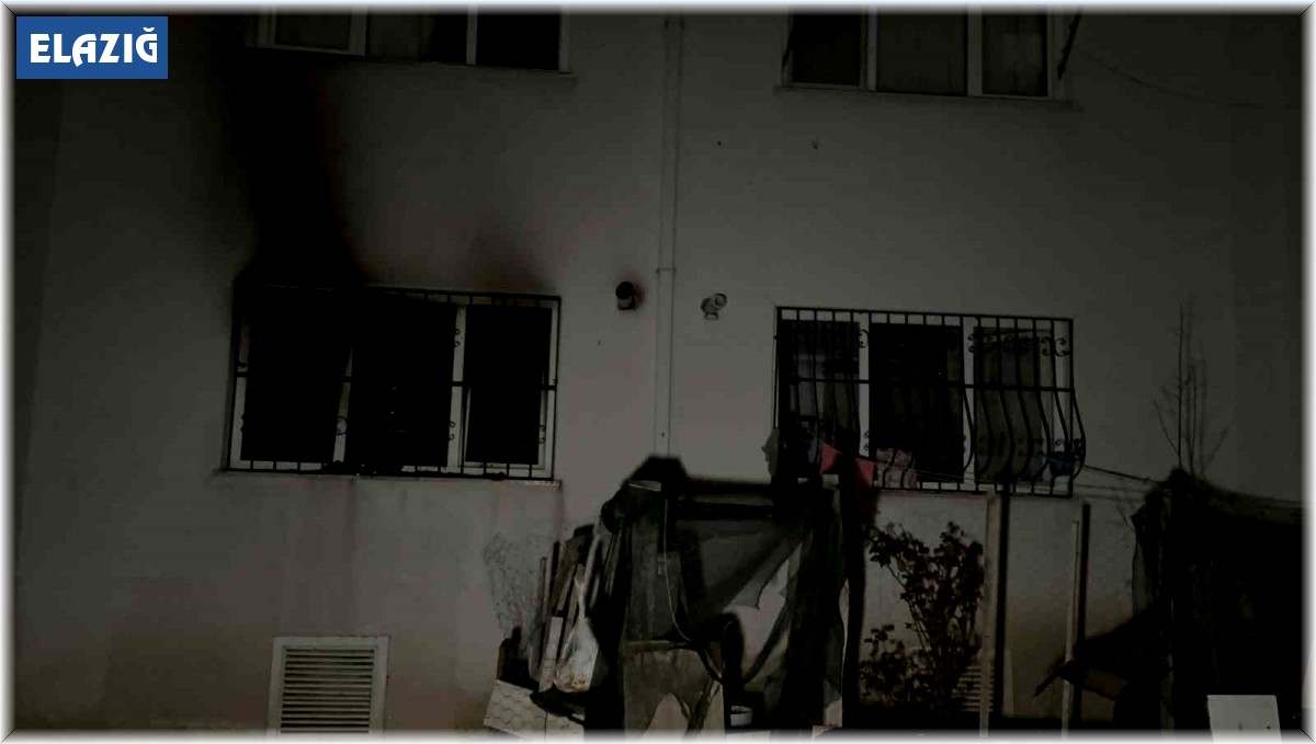 Evini ateşe verip kendini bıçakladı: 3 kişi hastaneye kaldırıldı