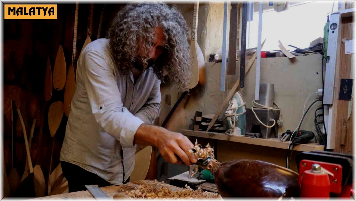 Evinin ağılını atölyeye çevirdi yıllardır bağlama yapıyor