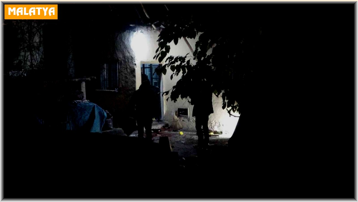 Evinin önünde silahlı saldırıya uğradı