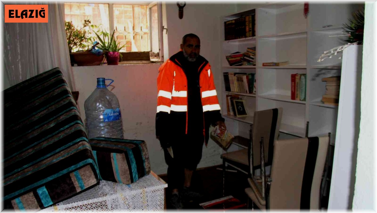 Evinin sular içerisinde kalmasını gözyaşlarıyla izleyen afetzede: "Allah'a hamt olsun canımız sağ, çocuklarımız kurtuldu"