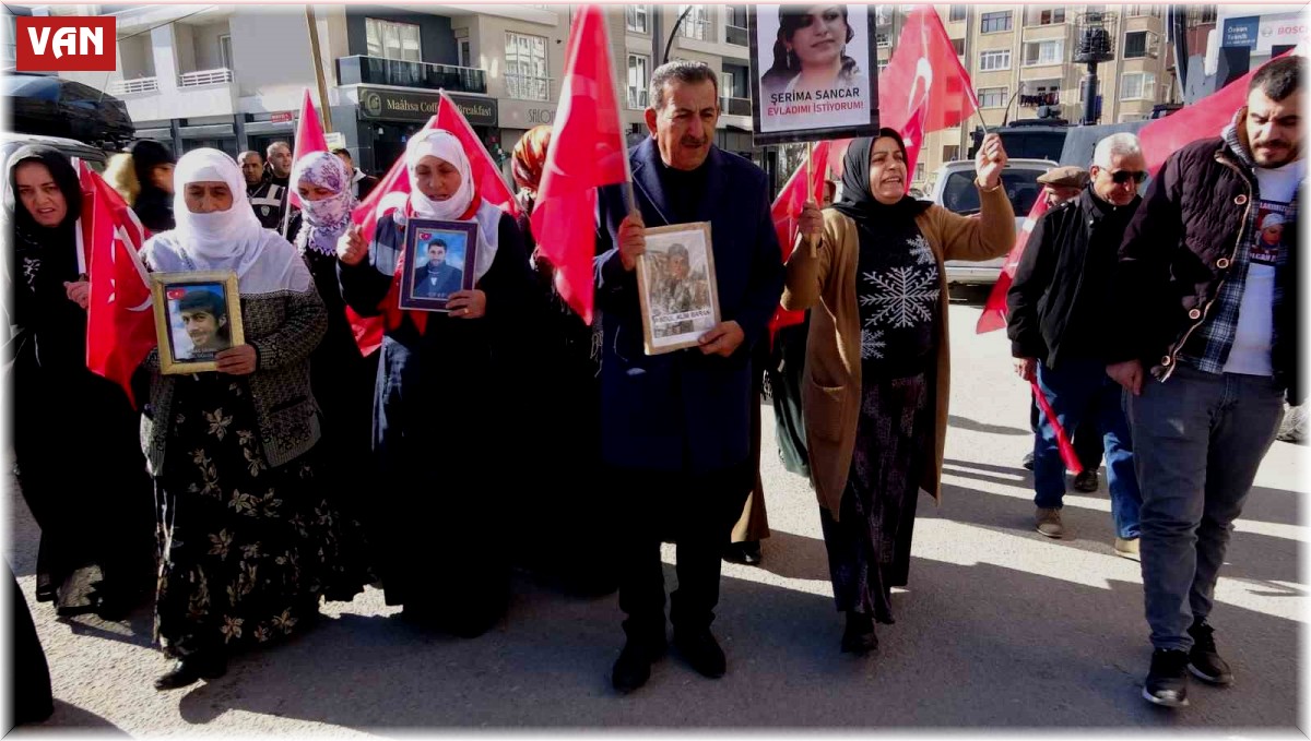 Evlat nöbetindeki anne: "HDP ve PKK ile yüreklerimizle savaşıyoruz"