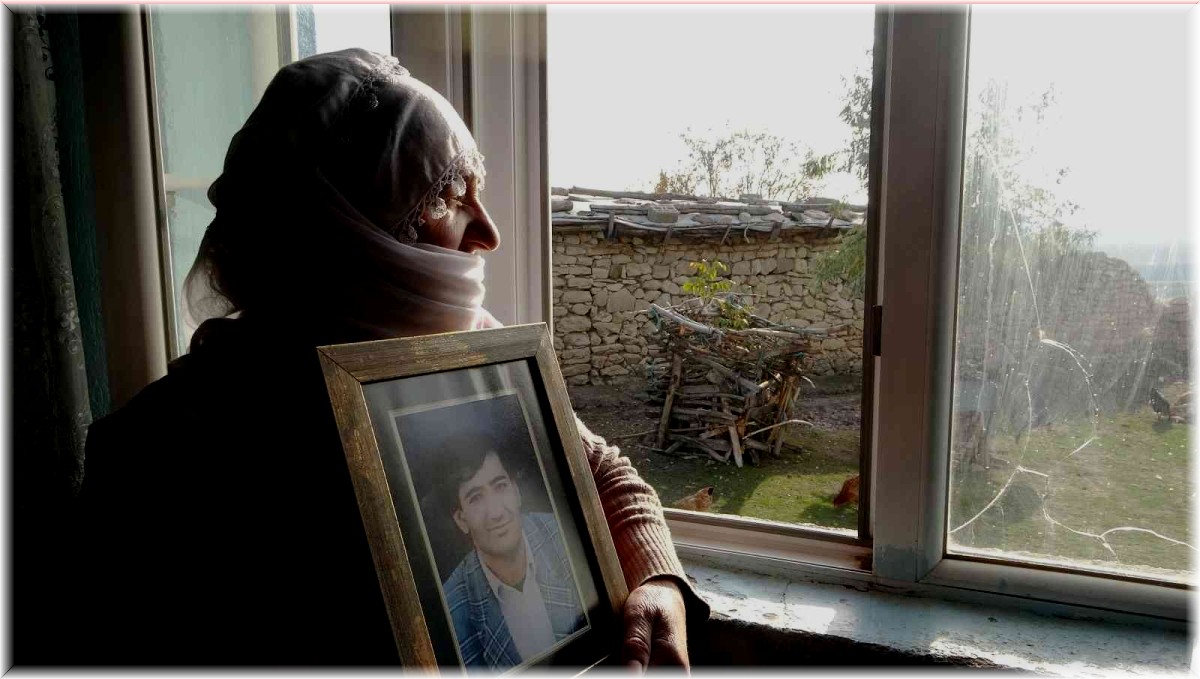 Evlat nöbetindeki anne, nişanlı oğlunun damatlığını 22 yıldır saklıyor