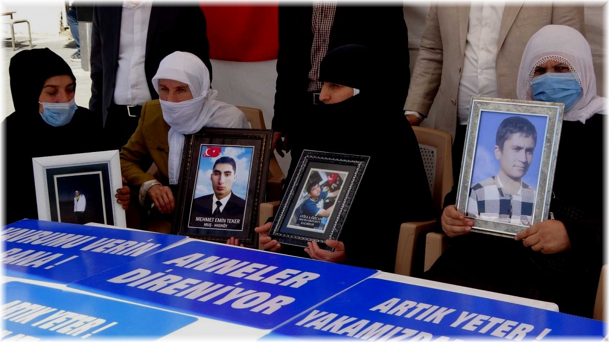 Evlat nöbetindeki anne: "Selahattin Demirtaş inşallah hapisten çıkmaz"