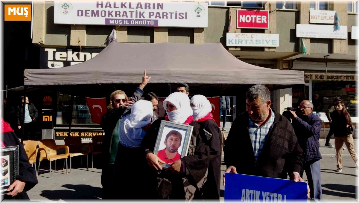 Evlat nöbetindeki anneler HDP'den yükselen müzik sesine tepki gösterdi