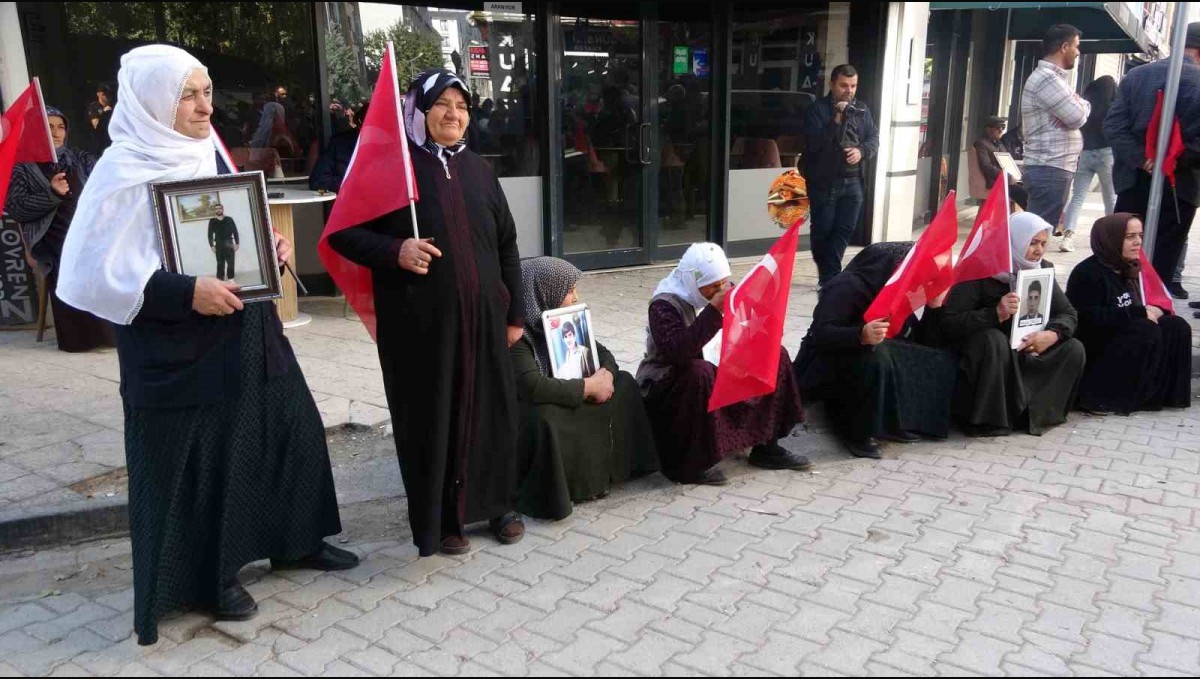 Evlat nöbetindeki annelerin umutlu bekleyişi sürüyor