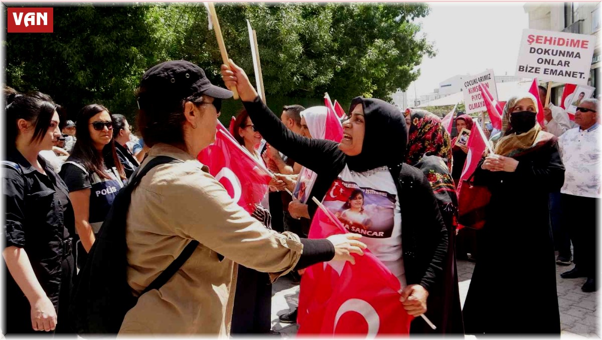 Evlatları dağa kaçırılan anneler kendilerine zafer işareti yapan HDP'lilere öfke kustu