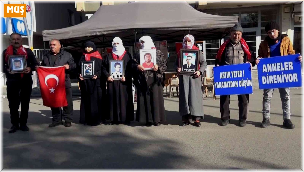Evlatları için HDP önünde nöbet tutan anne: 'Evlatlarımızı HDP'den, PKK'dan istiyoruz'