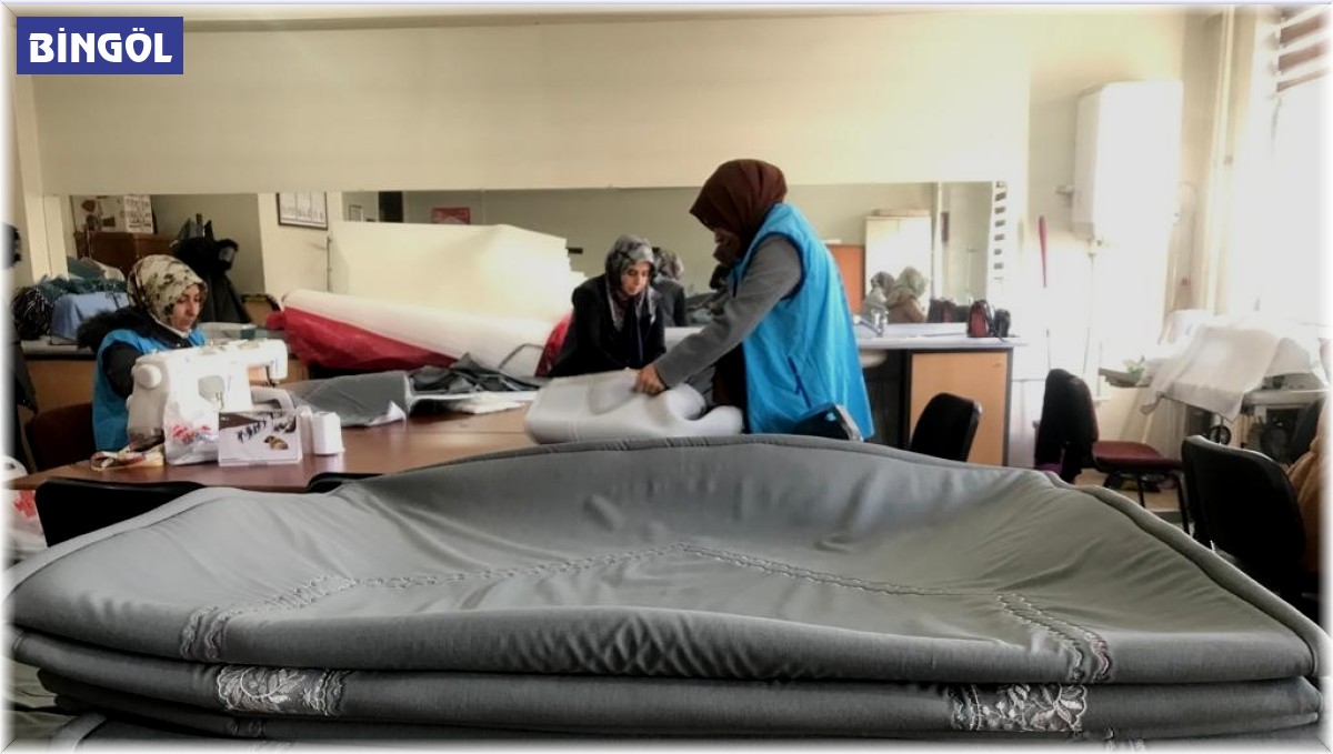 Evlenecek kızların çeyizlerini hazırlayıp, hediye ediyorlar