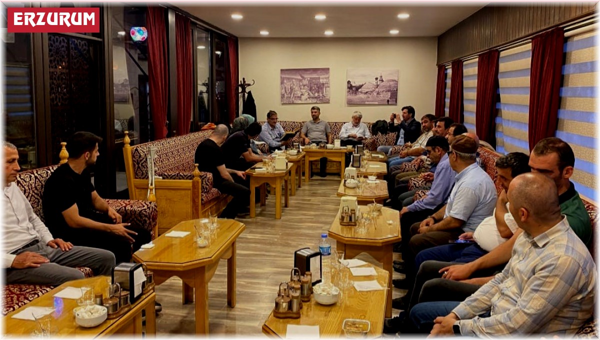 Evlerinden getirdikleri aşureleri dağıttılar