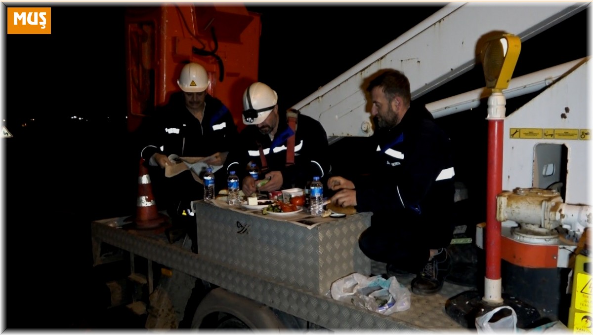 Evlerinden uzak kamyonet kasasında sahur yaptılar