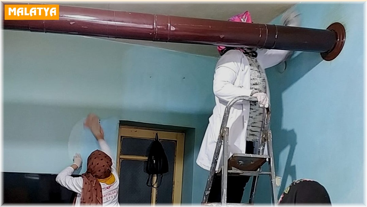 Evlerini temizledikleri yaşlılara moral verip hayır dualarını alıyorlar