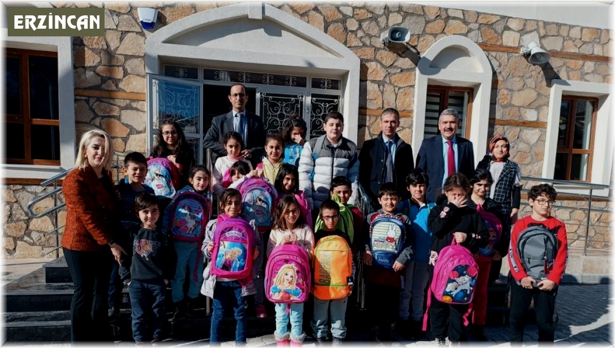 EYUDER'den depremzede öğrencilere kırtasiye yardımı