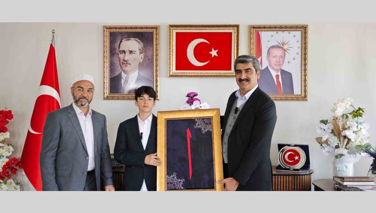 Ezan okuma yarışmasında dereceye girdi, ödülünü Filistin'e bağışladı