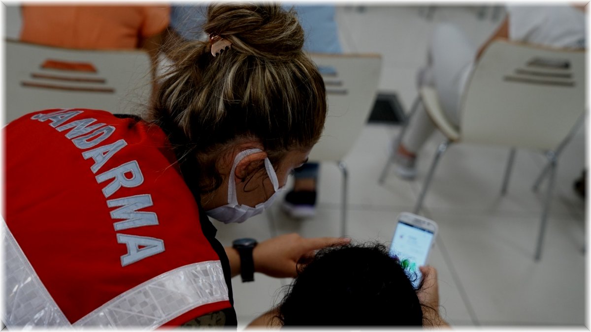 Fabrika çalışanı kadınlara KADES eğitimi