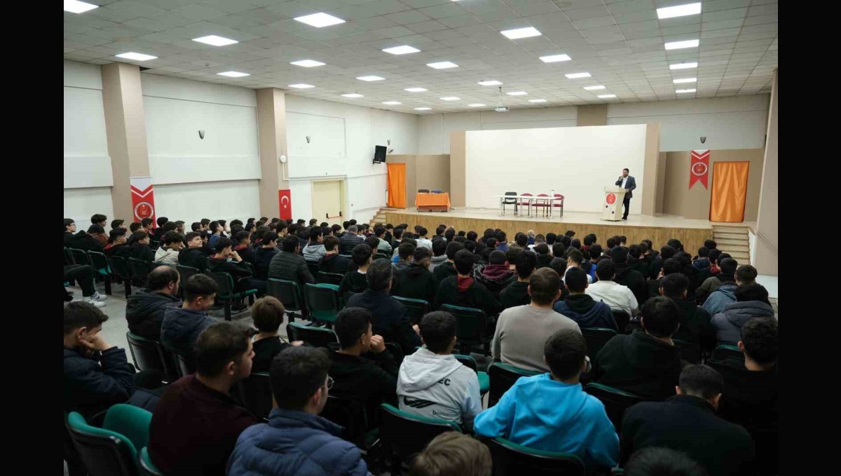 Fakirullahoğlu'ndan 15 Temmuz Şehitleri Anadolu İHL'de konferans