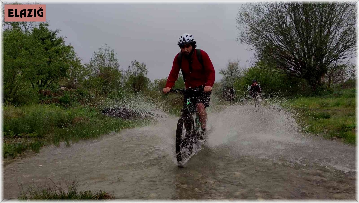 Farkındalık için yağmur altında zorlu köy yollarında 50 kilometre pedal çevirdiler
