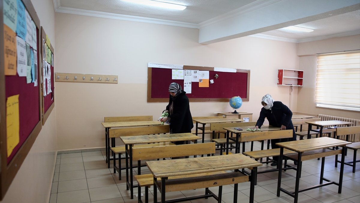 Fedakar anneler yüz yüze eğitime başlayacak evlatlarının okulunun temizliği için seferber oldu